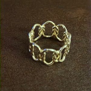 Fallyn Band Ring in gold. Size 7.